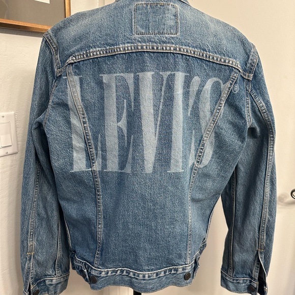 LEVI’S TRUCKER JACKET SIZE MED - Picture 2 of 4